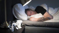 Bildet viser en mann som ligger til sengs og er syk