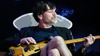 Bildet viser en musiker som røyker