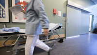 Bildet viser en sykepleier i farta på St. Olavs hospital i Trondheim