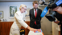 Bildet viser avtroppende helseminister Ingvild Kjerkol og arvtakeren hennes, Jan Christian Vestre