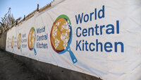 Bildet viser et banner med logoen til World Central Kitchen på Gazastripen.