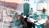 Bildemontasjen viser byen Lesvos i Hellas og skrivekursdeltakere som sitter ved bord i en hestesko 