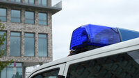 Bildet viser blålyset på taket av en politibil