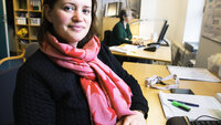 Leder for nattjenestensykepleier Elena Sandgathe, som er sykepleier, på kontoret sitt. I bakgrunnen sitter Åshild Bjånesøy, assisterende gruppeleder. 