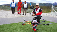 Bildet viser Tromsø Røde Kors som lærer opp mannskapet i bruk av nye droner.