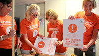 Streikende sykepleiere i Kreftforeningen gjør klar plakater før de skal ut og markere hvorfor de er i streik.
