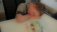 Gutten sover ved bordet etter mislykkete forsøk på sondenedleggelse.