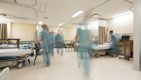 Uklart bilde av en gruppe sykepleiere på sykehus.