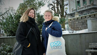 Hanne Indrebø og Marianne Dale er sykepleiere og utgjør humorduen Podpikene.