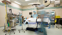 Medisinsk team diskuterer på operasjonsstue