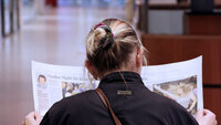 Kvinne som leser avisen