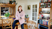 Portrett av Mona Christin Vedeler hjemme hos seg selv i Bergen, med hund.