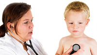 sykepleier lytter på barn med stetoskop