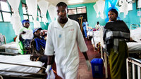 Fra Rwanda. Universitetssykehuset i Butane. Mannen i hvitt er sykepleier. 