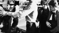 Bilde av Genine Jones på vei til rettsaken i 1984