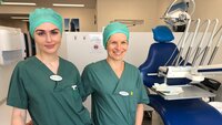 Sykepleierstudentene Synne M. Hovland og Runa Eilertsen har hatt kirurgisk praksis på Odontologisk fakultet.