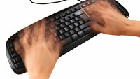 Viser et tastatur med hender som programmerer kjempefort
