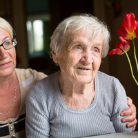 bildet viser en eldre og en enda eldre kvinne