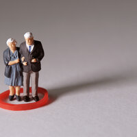 Bildet viser figurer i form av et eldre par. De har en rød sirkel rundt seg