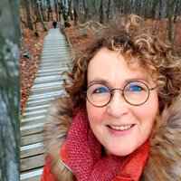 Bildet viser en smilende Christiane Wullner ute på tur. Hun tar en selfie på toppen av en trapp.