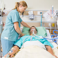 En sykepleier og en intensivpasient