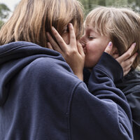 Bildet viser to ungdommer som kysser.