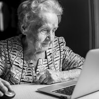 bildet viser eldre dame på nettet