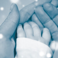 Bildet viser en mors hender som holder rundt en liten babyhånd