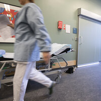 Bildet viser en sykepleier i farta på St. Olavs hospital i Trondheim