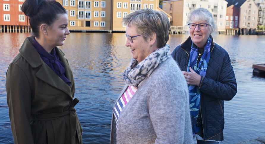 Bildet viser Gunvor Berg, Monica Hoff Gaustad og Marit Løvlien ute i Trondheim.