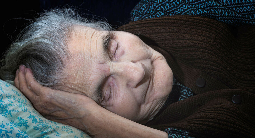 Bildet viser en eldre kvinne som sover
