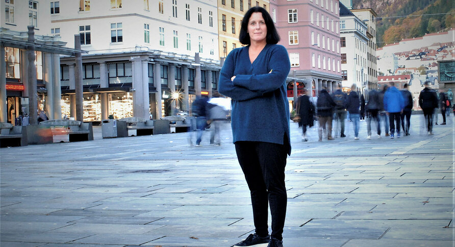 Portrett av stressforsker og sykepleier Anette Harris på Torgallmenningen i Bergen.