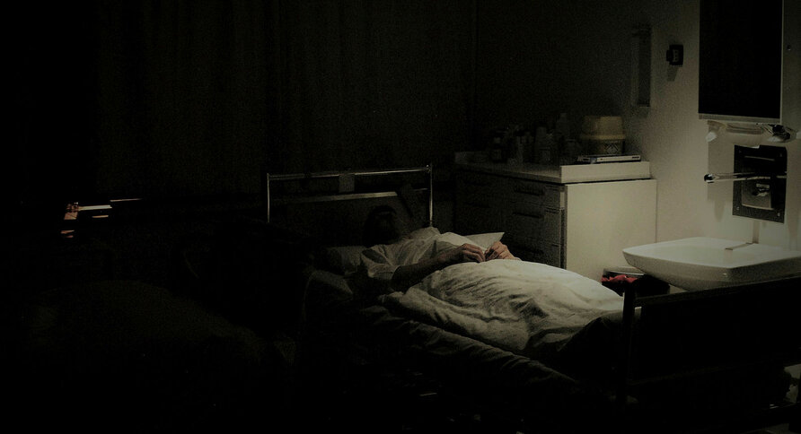 Bildet viser intensvisykepleier Harald Pirolt ved Intensivmedisinsk seksjon KSK, Haukeland, som gjør seg klar for en powernapp på nattvakt.