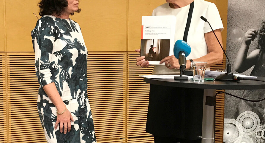 Solveig Horne, barne og likestillingsminister og Ann-Kristin Olsen, leder av Barnevoldsutvalget.