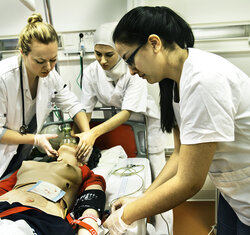 Bilde viser sykepleiere som jobber på en simuleringsdukke.