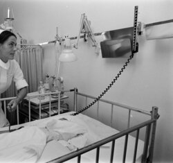 Bildet viser Ellen Sund som observerer en pasient.